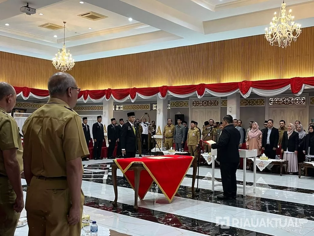 Plt Gubri Lantik 14 Pejabat Pimpinan Pratama Hasil Seleksi Terbuka