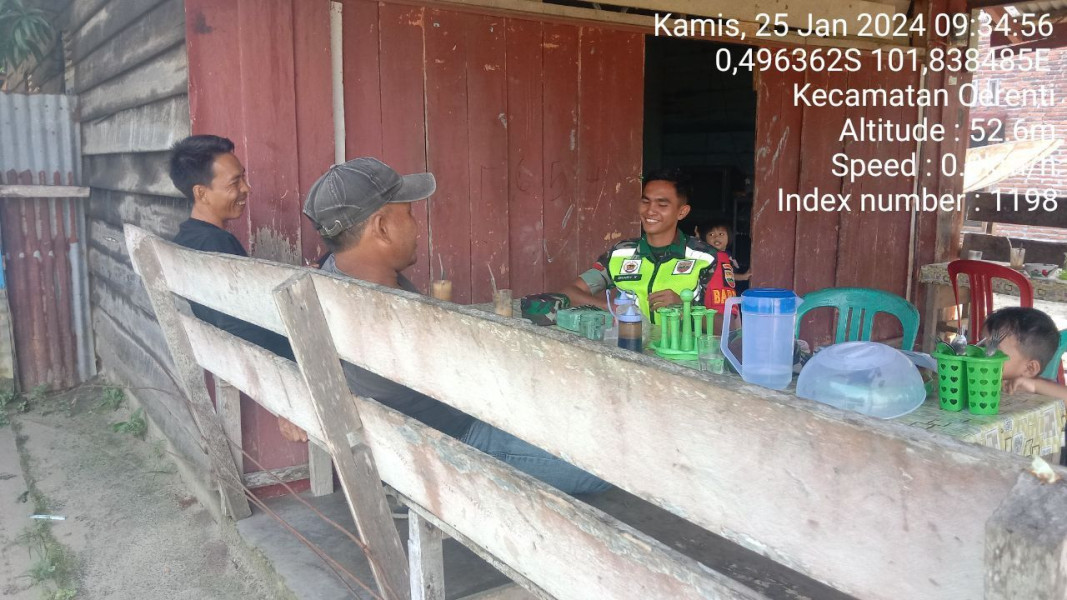 Jaga Kondusifitas Jelang Pemilu 2024 Babinsa Koramil 06/Cerenti Kodim 0302/Inhu Rutin Lakukan Komsos Diwilayah Binaan Didesa Pancasila