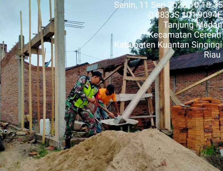 Babinsa Koramil 06/Cerenti Kodim 0302/Inhu Bantu Warga Membuat Rumah di Kecamatan Cerenti Kabupaten Kuansing