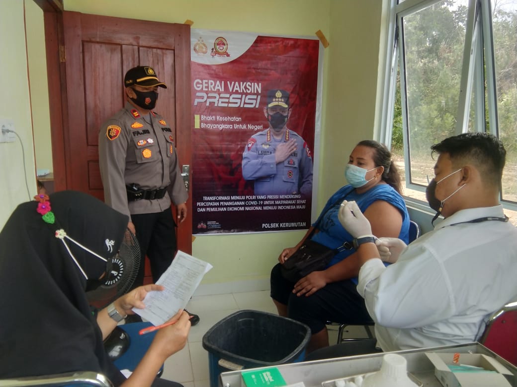 Polsek Kerumutan Monitor Pengamanan Gerai Vaksinasi Presisi