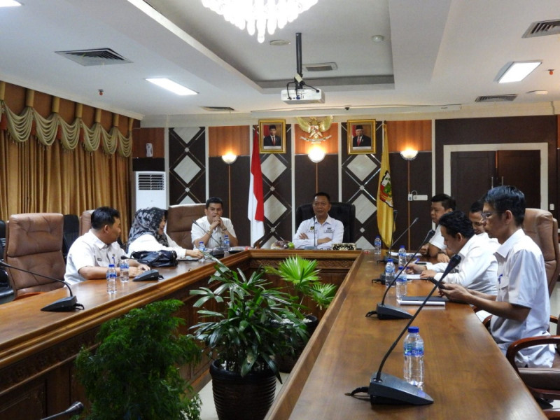 Kepala BPKAD Pekanbaru Dampingi Sekda Indra Pomi Saksikan Penandatangan SEB Mendagri Secara Daring