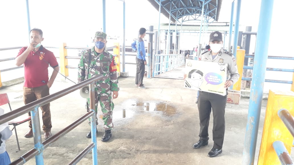 Bersama TNI dan Syahbandar, Polsek Kuala Kampar Pantau Prokes di Pelabuhan