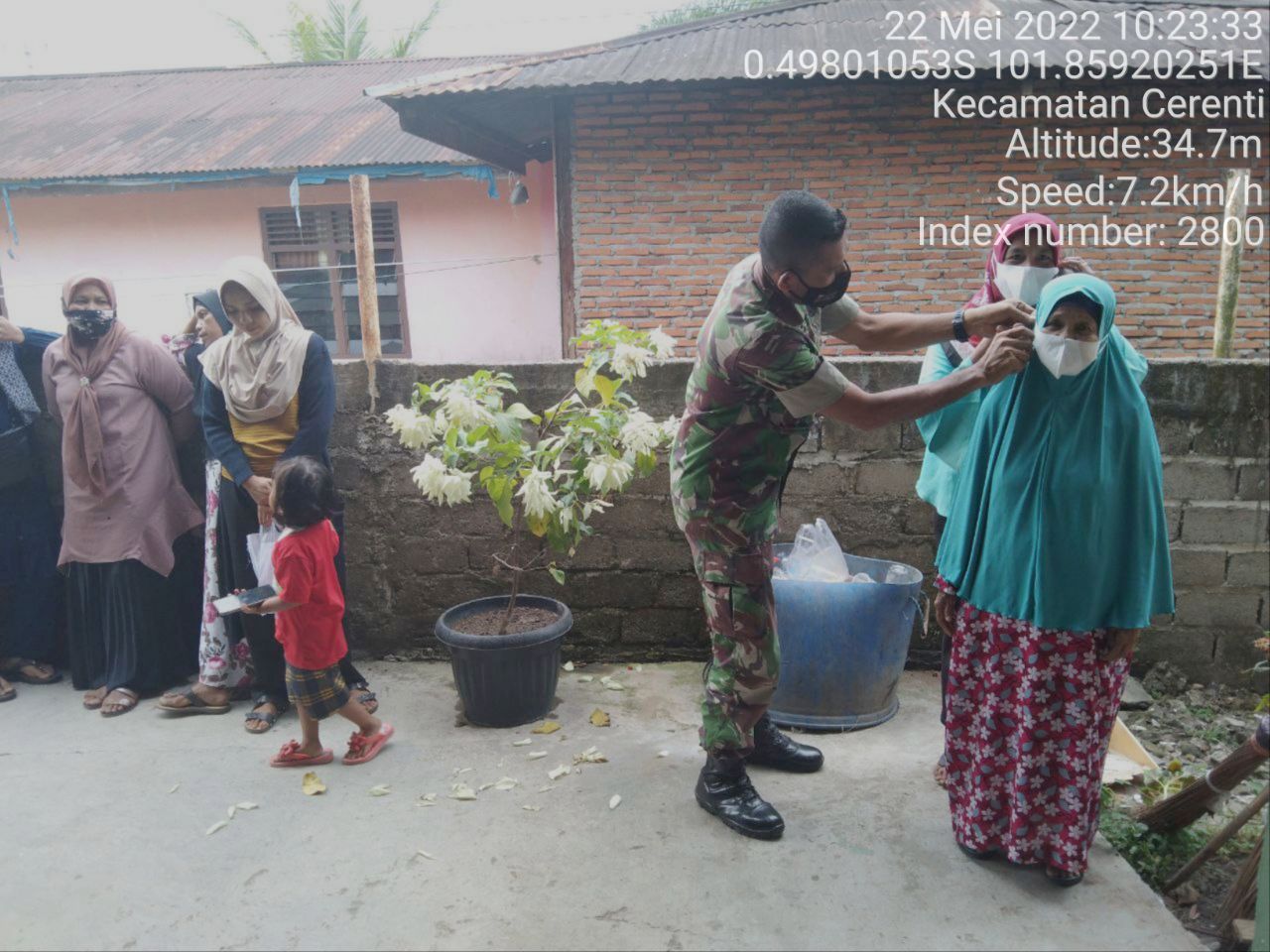 Babinsa Koramil 06/Cerenti Kodim 0302/Inhu Bagikan Masker Kepada Warga di Desa Kampung Baru Timur Kecamatan Cerenti Kabupaten Kuantan Singingi