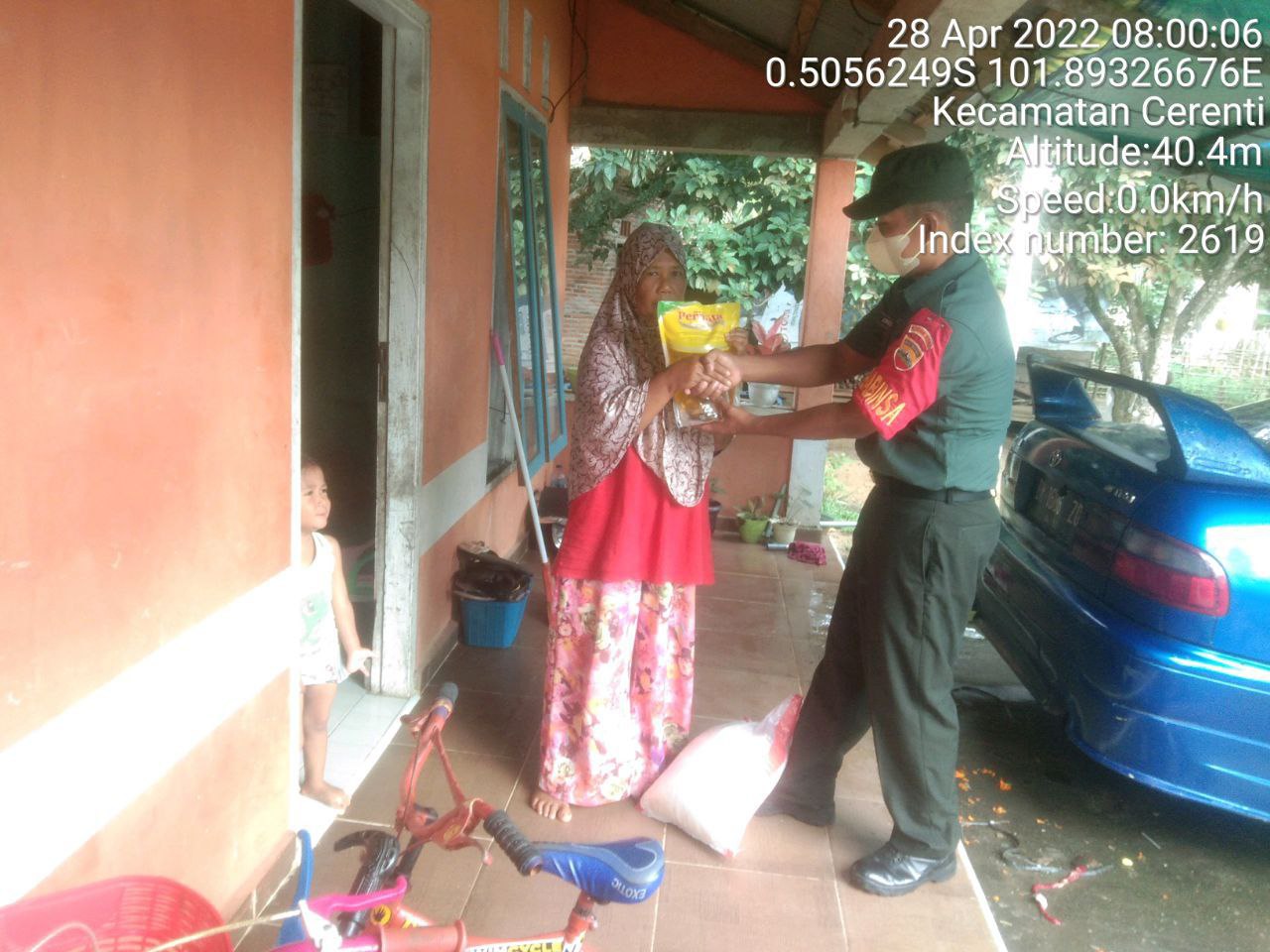 Bulan Ramadhan, Babinsa Koramil 06/Cerenti Dim 0302/ Inhu Bagikan Sembako Kepada Warga Yang Layak Mendapatkanya