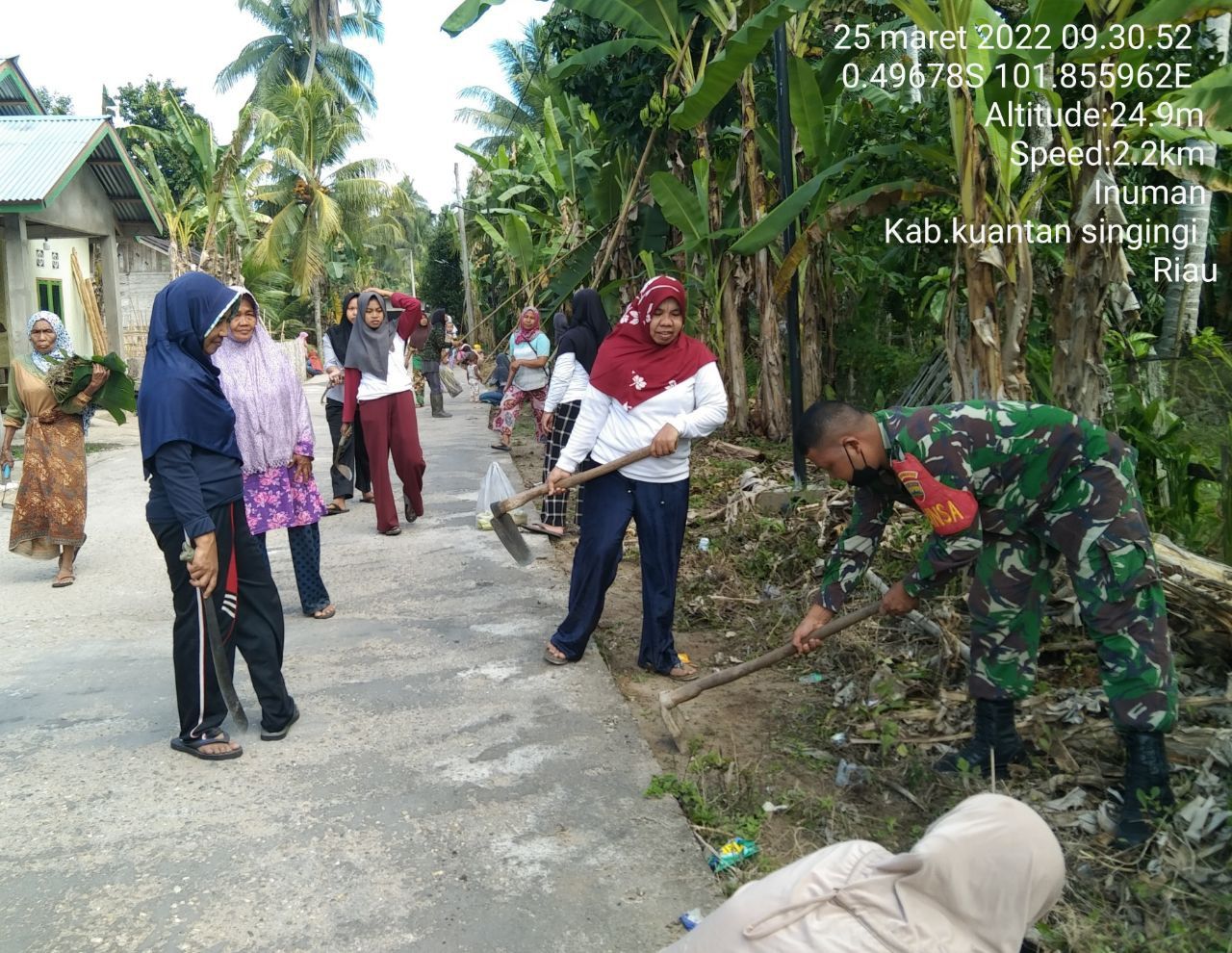 Babinsa Koramil 06/Cerenti Kodim 0302/ Inhu Bersama Warga Binaan Gotong Royong Membersihkan Jalan di Desa Pulau Sipan Kecamatan Inuman