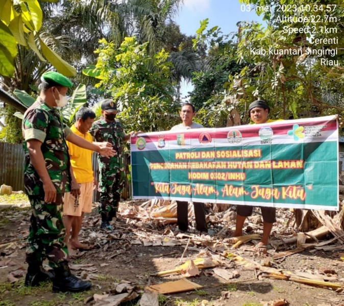 Di Desa Tanjung Medan Babinsa Koramil 06/Cerenti Kodim 0302/Inhu Tingkatkan Pengawasan Karlahut, Melaksanakan Patroli Dan Sosialisasi Kepada Masyarakat