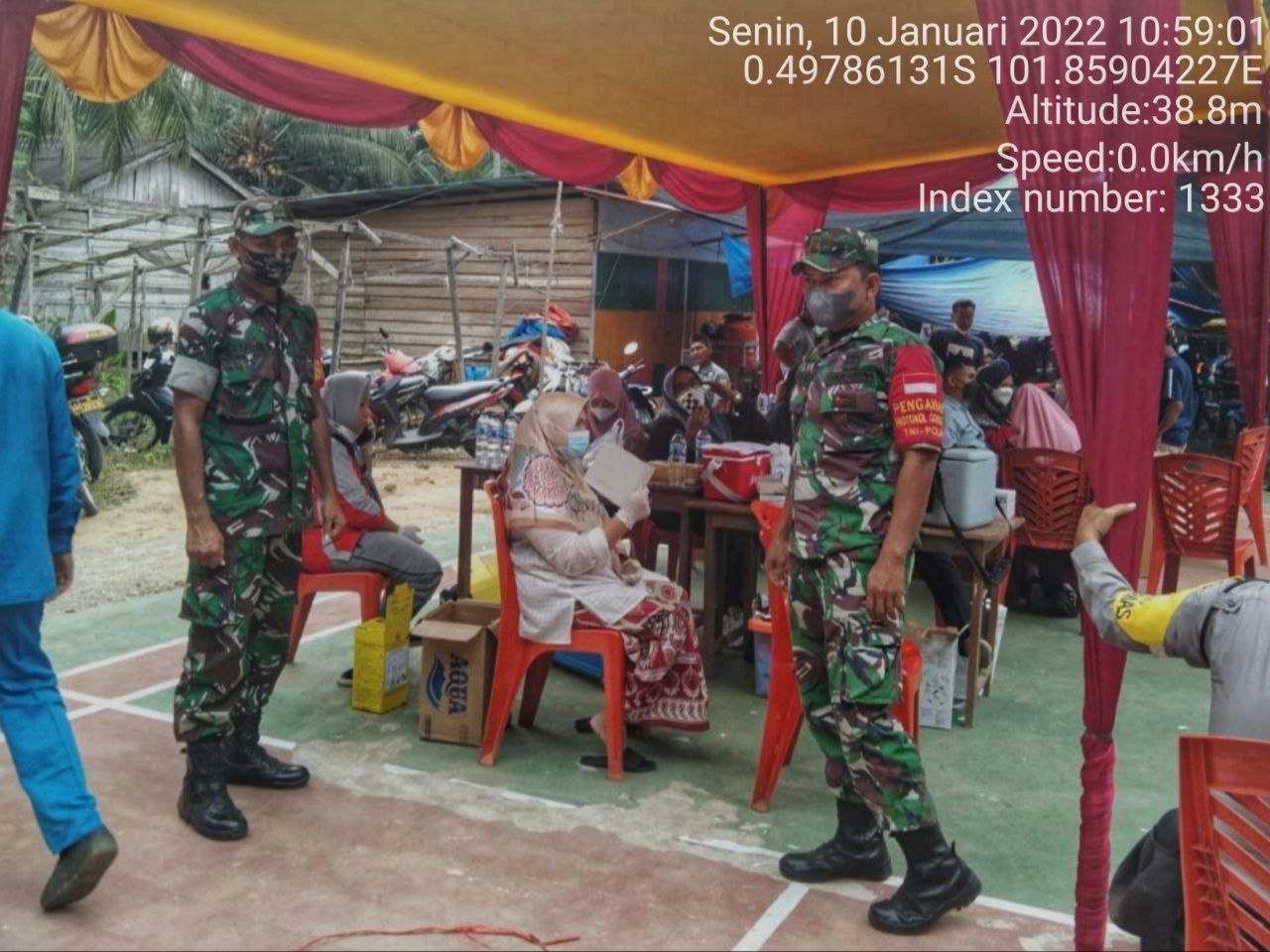 Babinsa Koramil 06/Cerenti Kodim 0302/ Inhu Pantau Dan Dampingi Pelaksanaan Vaksin Covid-19 di Inuman