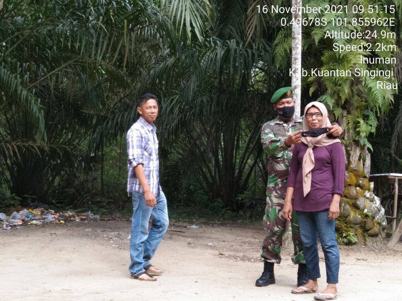 Tegakan Disiplin Protkes Covid-19, Babinsa Koramil 06/ Cerenti Kodim 0302/ Inhu ,Serda Dumen Siregar Bagikan Masker Gratis Kepada Masyarakat Binaan