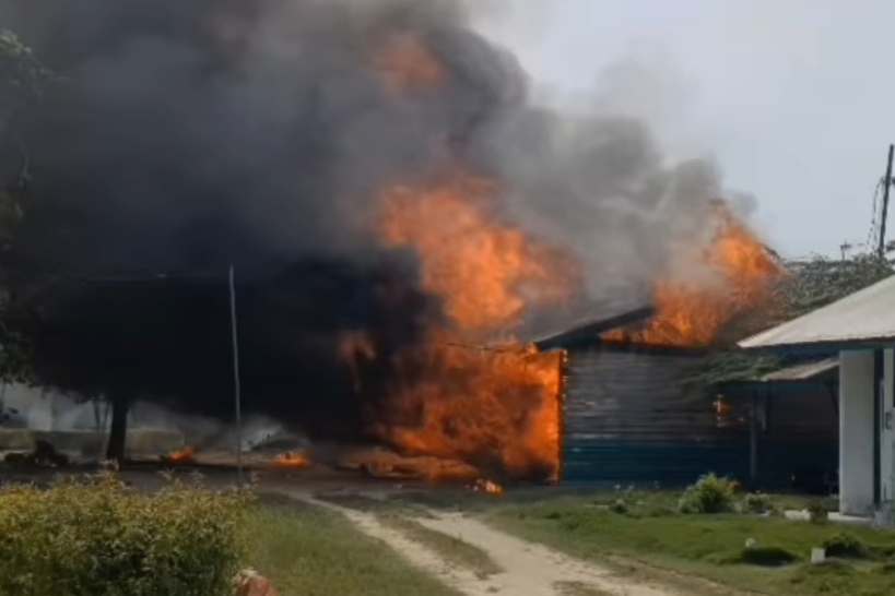 Konflik Lahan Memanas, Massa Bakar Pos Keamanan dan Rumah Karyawan PT SSL di Siak