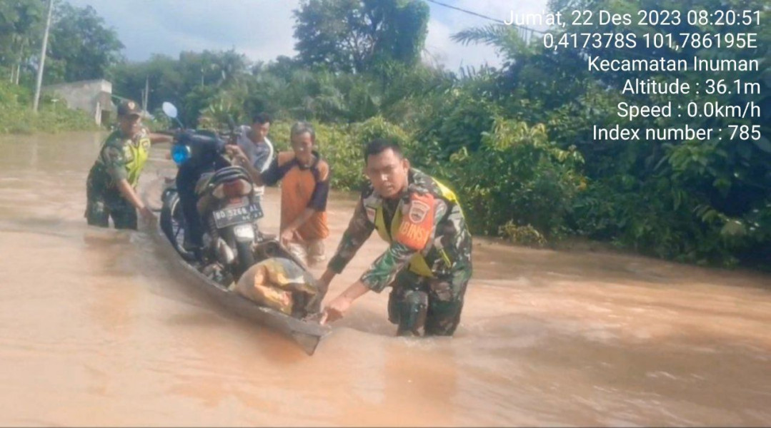 Tanggap Bencana Para Babinsa Koramil 06/Cerenti Kodim 0302/Inhu Bantu Evakuasi Korban Banjir Di Wilayah Teritoalnya