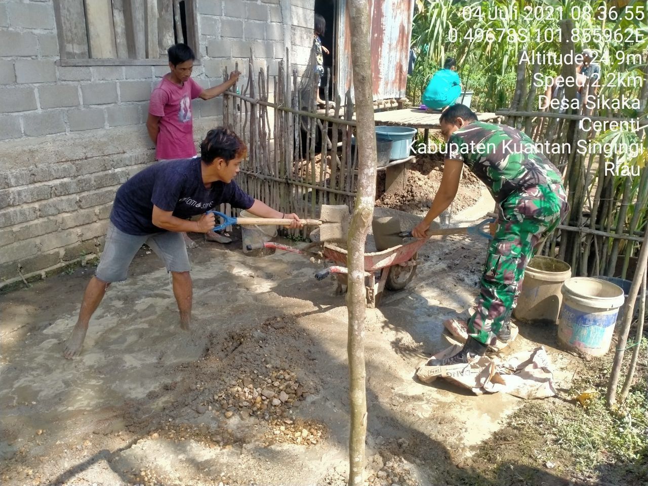 Babinsa 06/Cerenti Dim 0302 Inhu Bantu Masyarakat Desa Binaan Melanjutkan Pembangunan Rumah Desa Sikakak