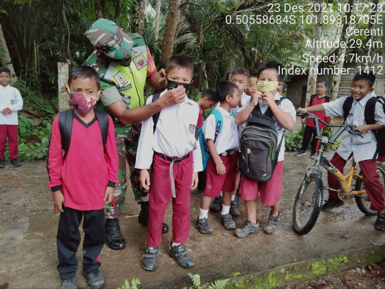 Babinsa Koramil 06/ Cerenti  Kodim 0302/ Inhu  Bagikan Masker Kepada Anak-anak SD 01 di Kampung Baru Timur