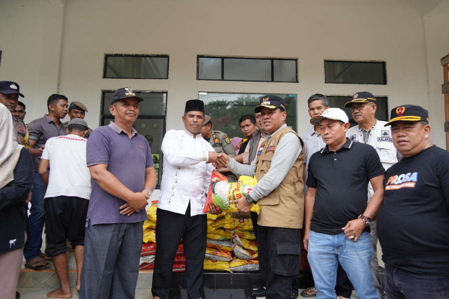 Kompak Bersama DPRD;  Bupati Suhardiman Antarkan Bantuan Banjir Buat Warga Petapahan