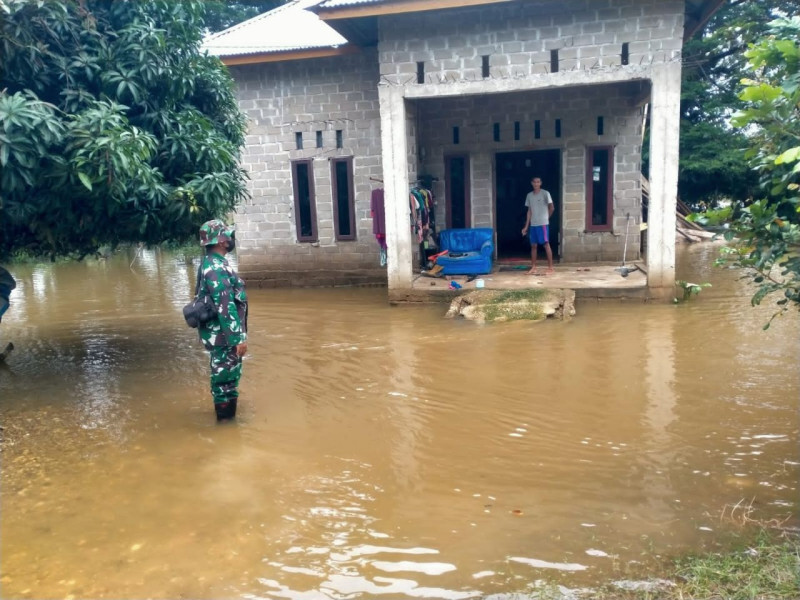 Wujud Perhatian Babinsa 06/Cerenti Dim 0302/Inhu Pantau Lokasi Banjir di Wilayah Binaannya