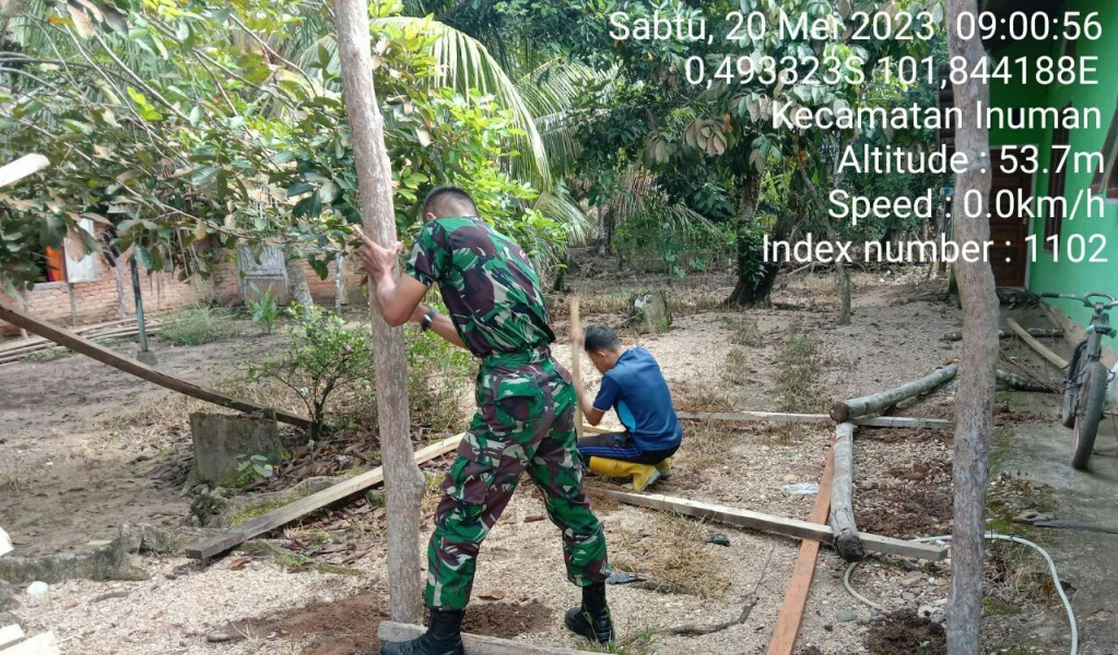 Babinsa Sertu SP Nasution Anggota Koramil 06/Cerenti Kodim 0302/Inhu Gotong Royong Di Desa Bedeng Sikuran Kampung Pancasila