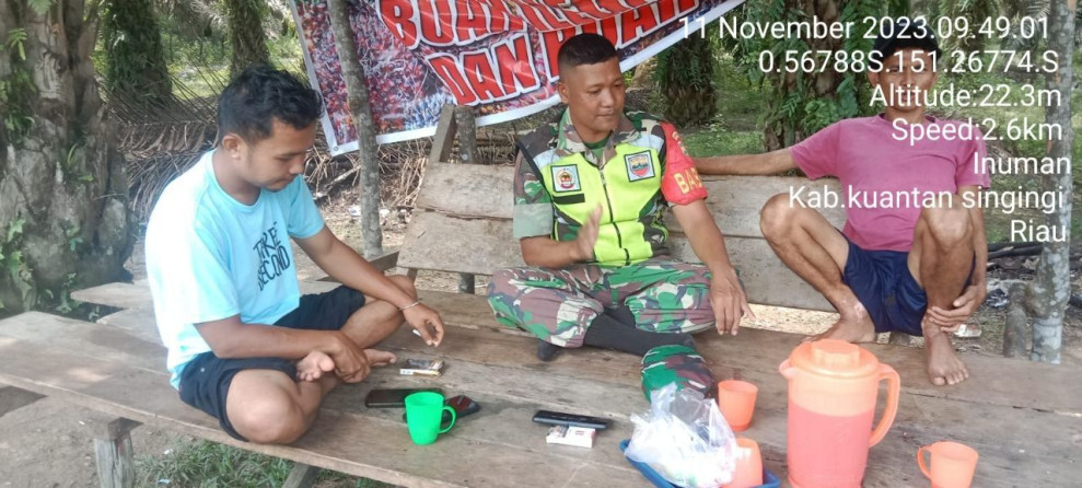 Serda Dumen Siregar Babinsa Koramil 06/Cerenti Kodim 0302//Inhu Jalin Keakraban Dengan Laksanakan Komsos Di Kecamatan Inuman