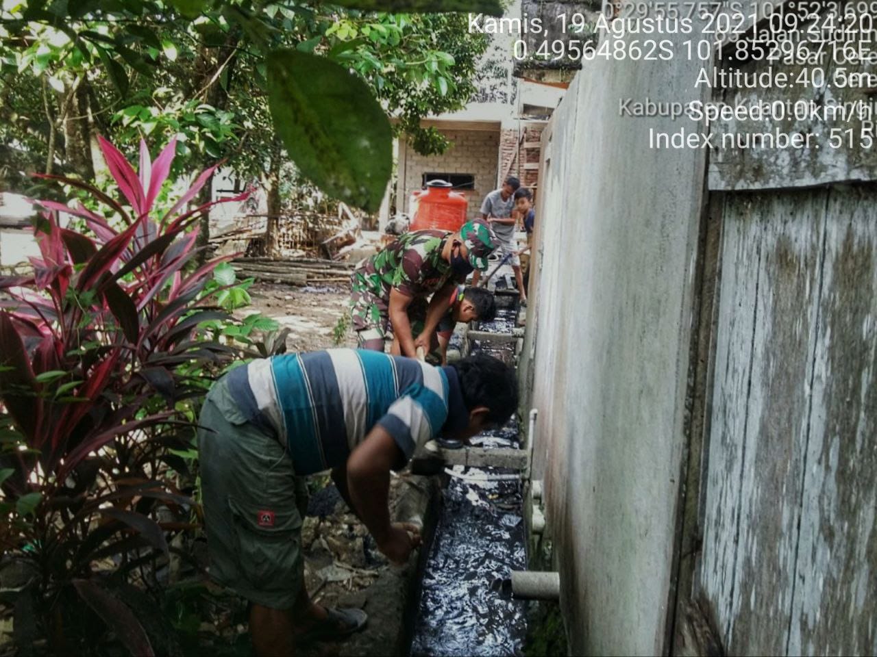 Cegah Banjir, Babinsa Koramil 06/Cerenti Kodim 0302/Inhu Bantu Warga Binaan Gali Selokan