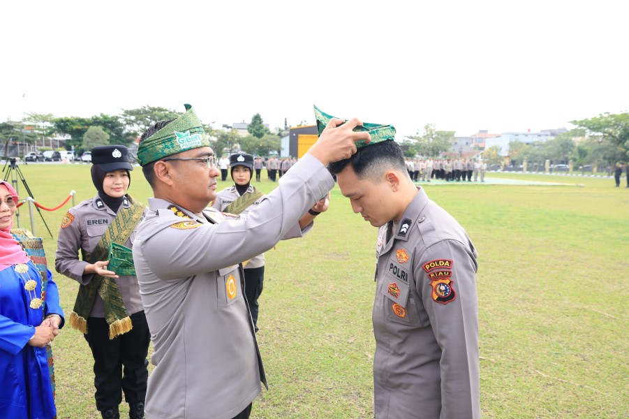 Polda Riau Wajibkan Tanjak dan Selempang bagi 11 Ribu Personel Setiap Jumat