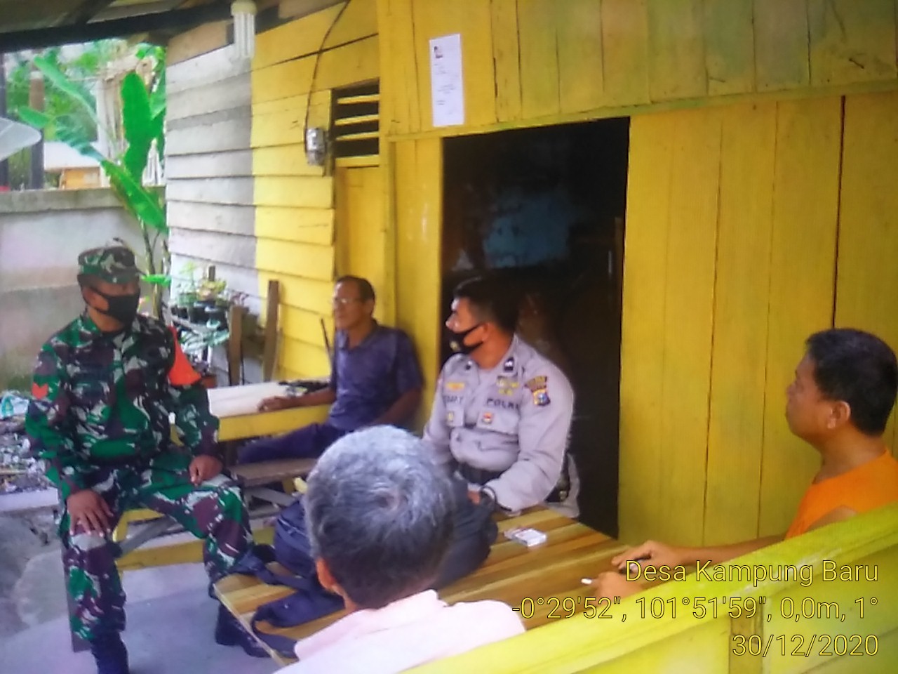 Babinsa Koramil 06/Cerenti Dim 0302/Inhu Bersama Bhabinkamtibmas Melaksanakan Komsos