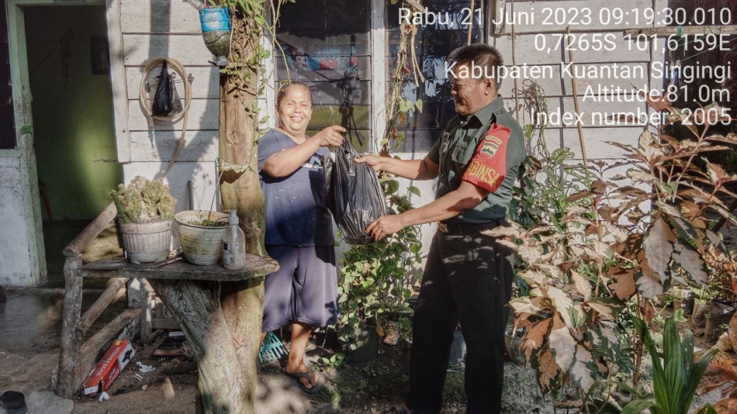 Peduli Terhadap Warga Binaan Babinsa Koramil 06/Cerenti Sertu Heriyus Saputera Memberi Bantuan Sembako Untuk Masyarakat