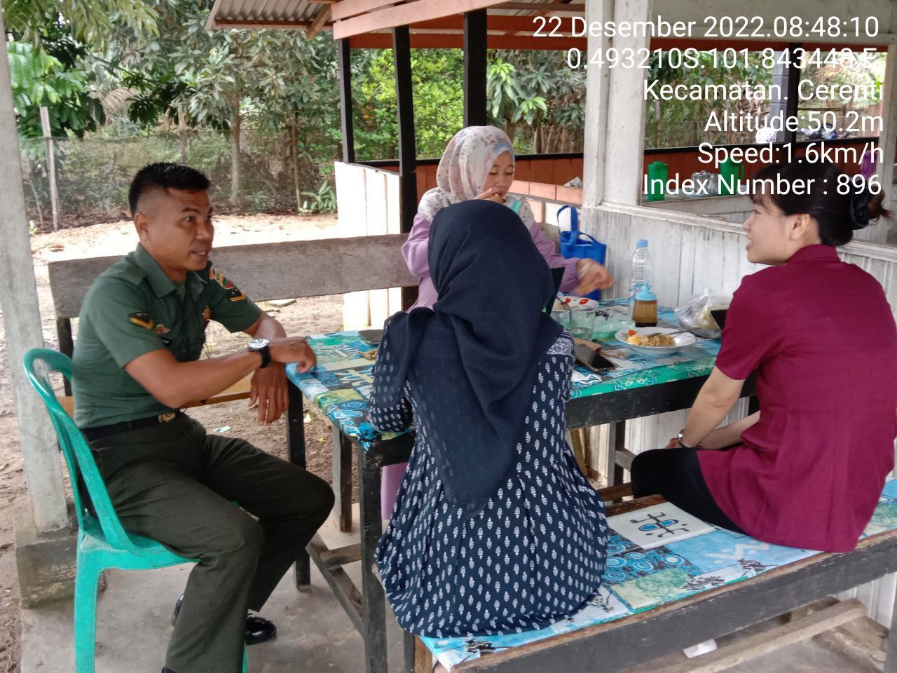 Babinsa Koramil 06 /Cerenti Kodim 0302/ Inhu Serda SP Nasution Komsos Dengan Warga Desa Tanjung Medan Cerenti 