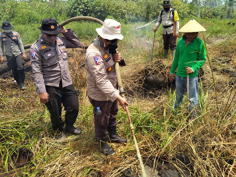 Satgas Karhutla dan Polsek Kuala Kampar Padamkan Kebakaran Lahan di Teluk Beringin