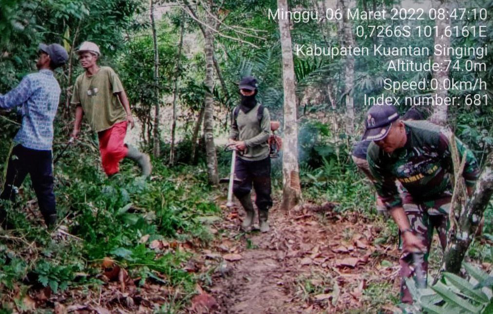 Babinsa Koramil 06/Cerenti Kodim 0302/Inhu Gotong Royong Membersihan Jalan Pasar Inuman Kabupaten Kuansing