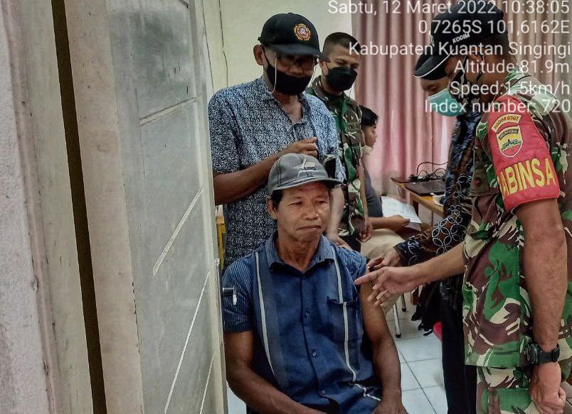 Serda SP. Nasution Babinsa Koramil 06/Cerenti Kodim 0302/Inhu, Bersama Anggota Lainnya Pantau Dan Dampingin Pelaksanaan Vaksin Covid-19 di Kecamatan Inuman Kabupaten Kuansing