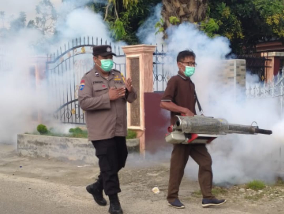 Antisipasi DBD, Polsek Mandau Bersama Puskesmas Lakukan Fogging di Kelurahan Balik Alam