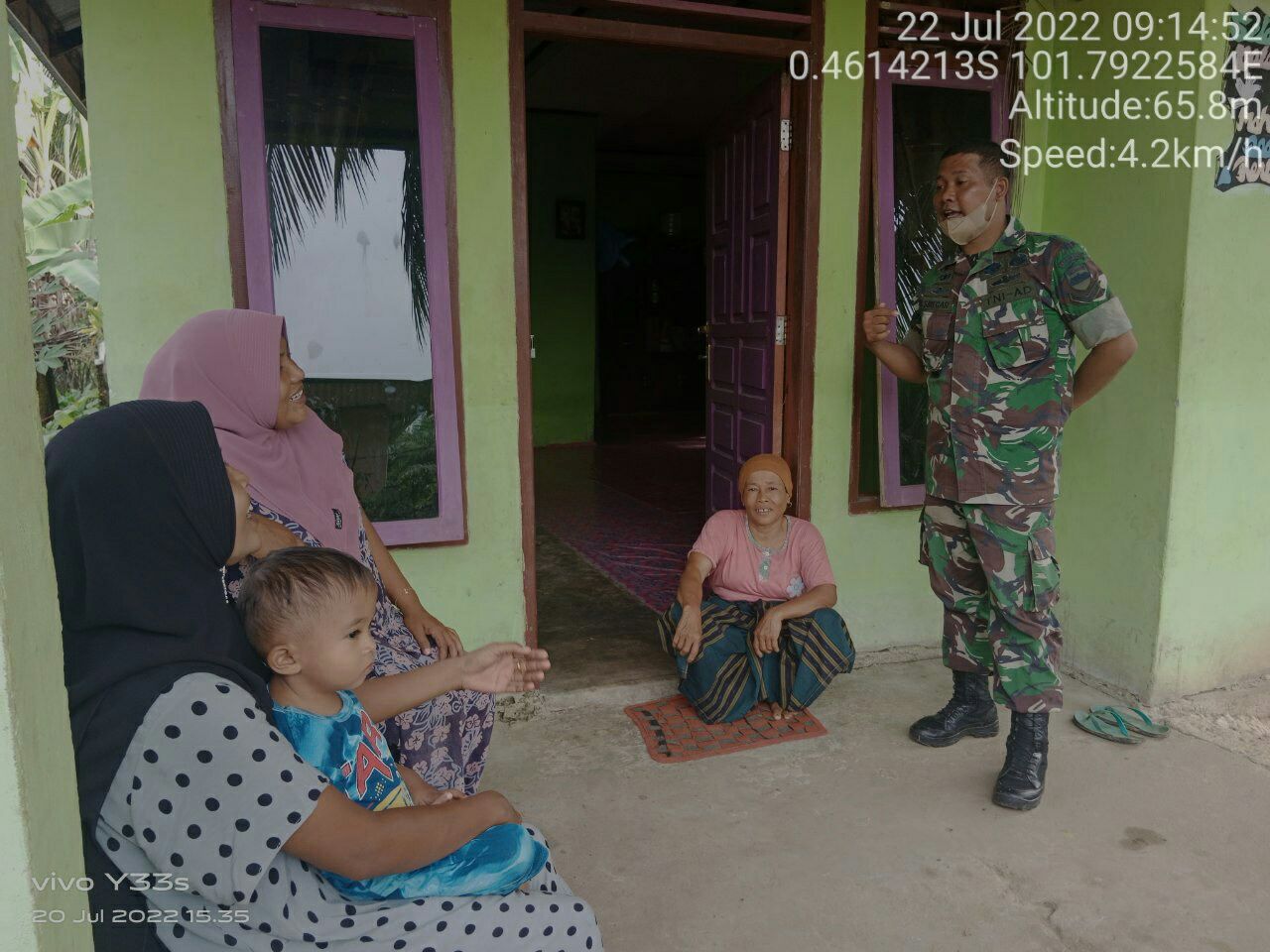 Babinsa Koramil 06/Cerenti Kodim 0302/Inhu Sambangi Warga Binaan Babinsa Selalu Ingatkan Warga Untuk Tidak Kendor Dengan Anjuran Prokes Covid-19