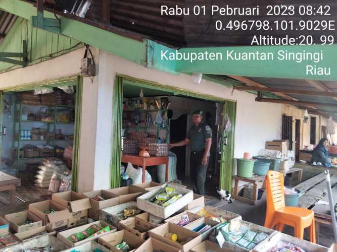 Babinsa Koramil 06/Cerenti Kodim 0302/Inhu Pantau Perkembangan Harga Kebutuhan Pokok Di Wilayah Kecamatan Cerenti di Desa Tanjung Medan 