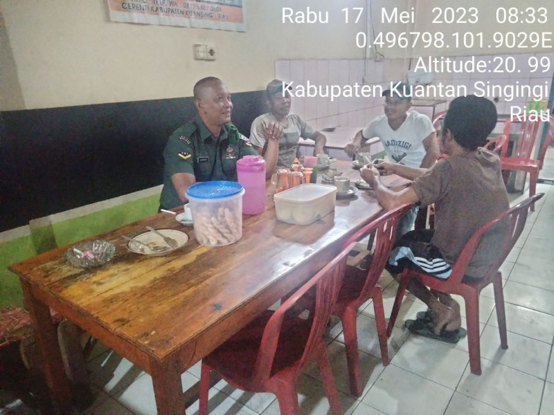 Di Desa Tanjung Medan Babinsa Koramil 06/Cerenti Kodim 0302/Inhu,Serda Juanda Komsos Dengan Warga Binaan