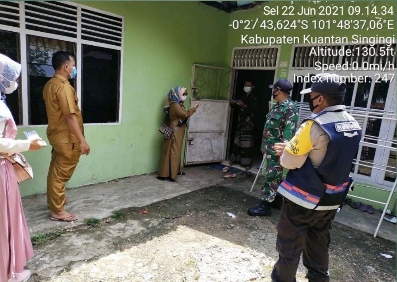 Babinsa 06/Cerenti Dim 0302/Inhu Dan Bhabinkamtibmas Polsek Cerenti Lakukan Pemberian Vitamin Yang Terkena Covid 19 Ke Warga di Kecamatan Inuman