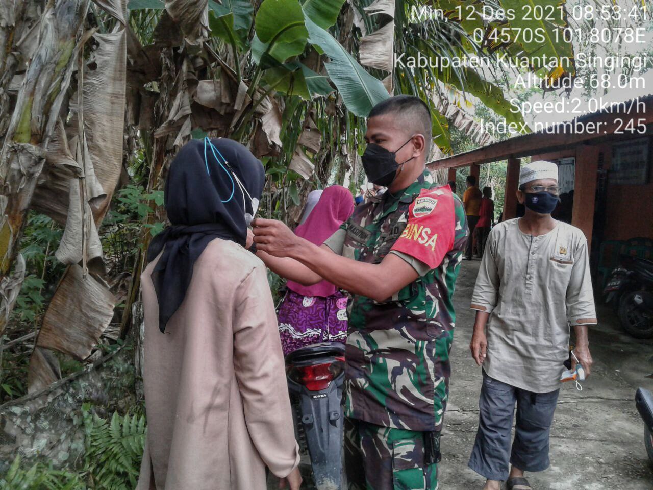 Babinsa Koramil 06/ Cerenti Kodim 0302/ Inhu Membagikan Masker Untuk Masyarakat di Banjar Nantigo