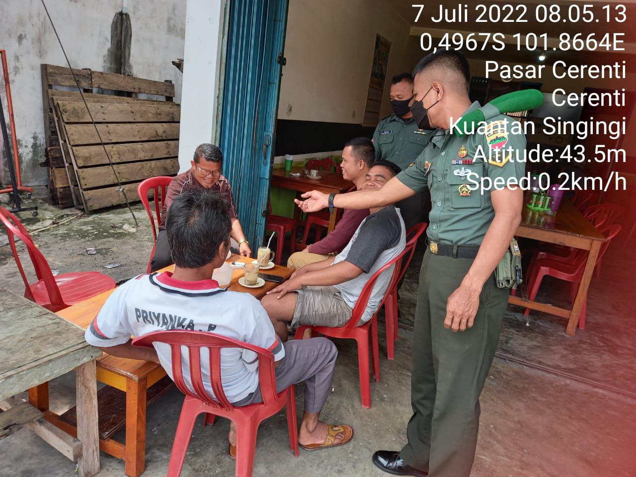 Babinsa Koramil 06/Cerenti Kodim 0302/Inhu Sambangi Warung Kopi Babinsa Ingatkan Warga Agar Jangan Lalai Dengan Prokes Covid-19