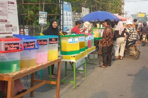 Bazar Takjil di Pekanbaru Ramai Diserbu Warga pada Hari Pertama Ramadan