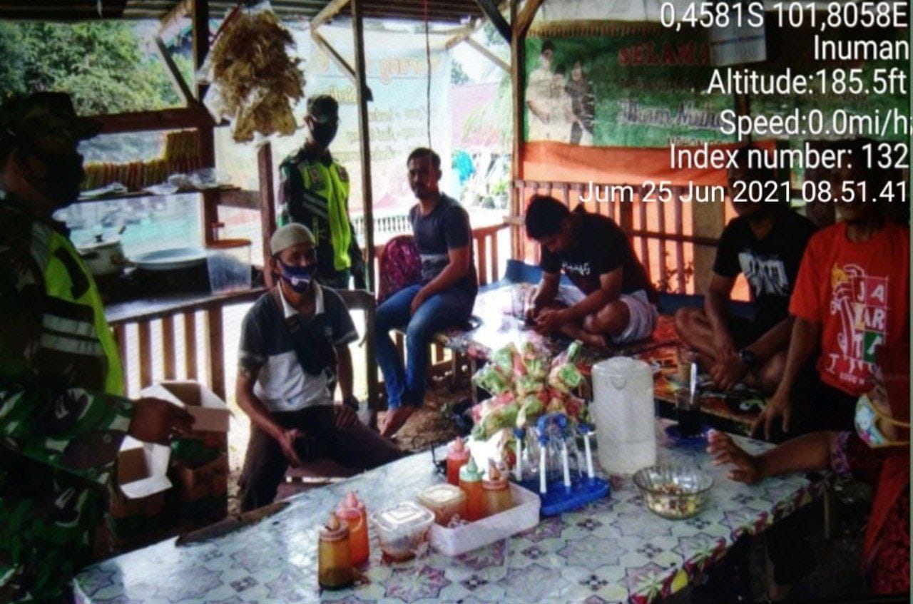 Babinsa Edukasi Warga Secara Terus Menerus Tentang Disiplin Prokes Covid-19 di Pasar Inuman Kecamatan Inuman