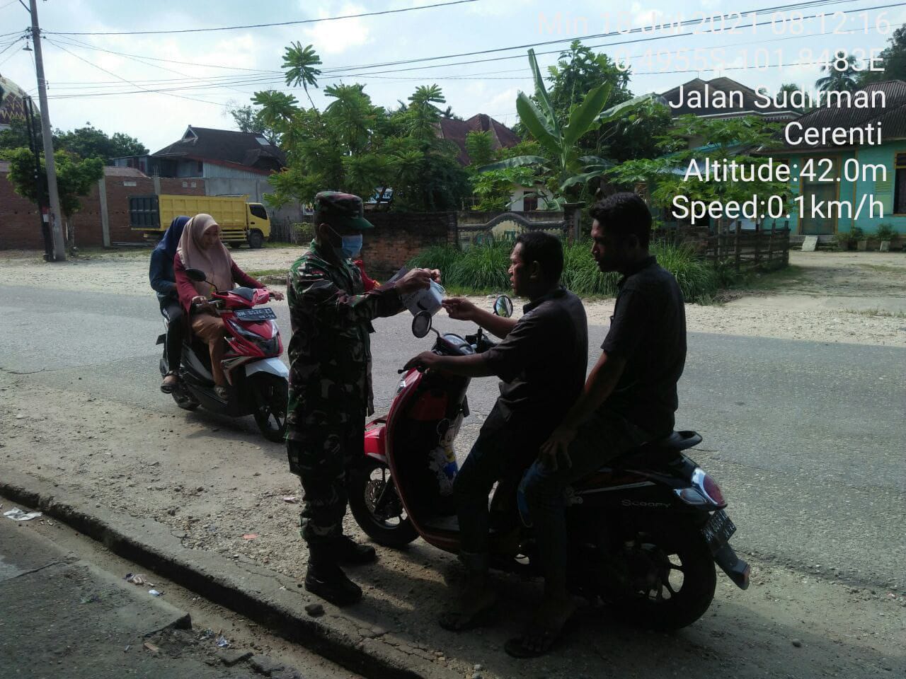 Babinsa Serka M. Amin  Bagikan Masker, Sebagai Upaya Berikan Kesadaran Kepada Warga Tentang Prokes Covid-19