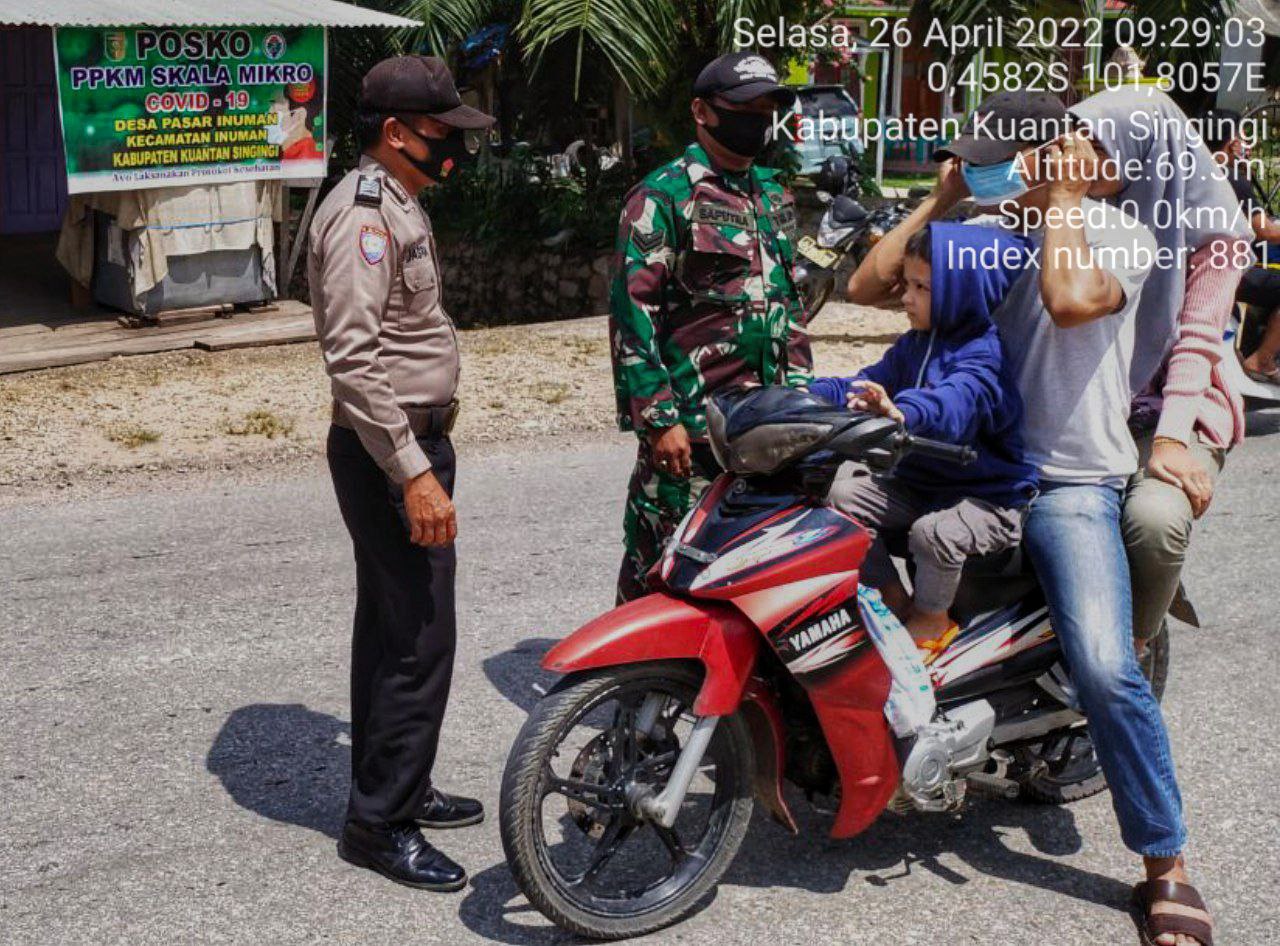 Babinsa Koramil 06/ Cerenti Kodim 0302/Inhu Membagikan Masker Untuk Masyarakat di Sigaruntang