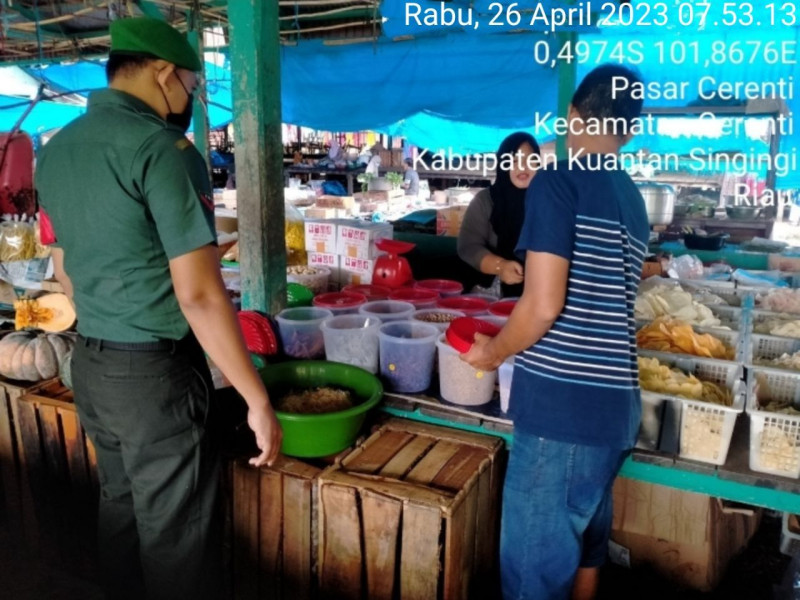 Pasca Libur Cuti Bersama Kopda Mohammad Soleh BABINSA Koramil 06/Cerenti Kodim 0302/Inhu Pantau Perkembangan Harga Kebutuhan Pokok Di Wilayah Kecamatan Cerenti