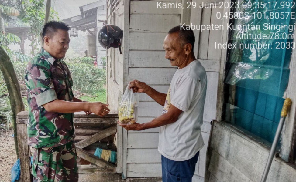 Di Desa Pulau Sipan Kecamatan Inuman Babinsa Koramil 06/Cerenti Kodim 0302/INHU Memberi Bantuan Sembako Untuk Masyarakat