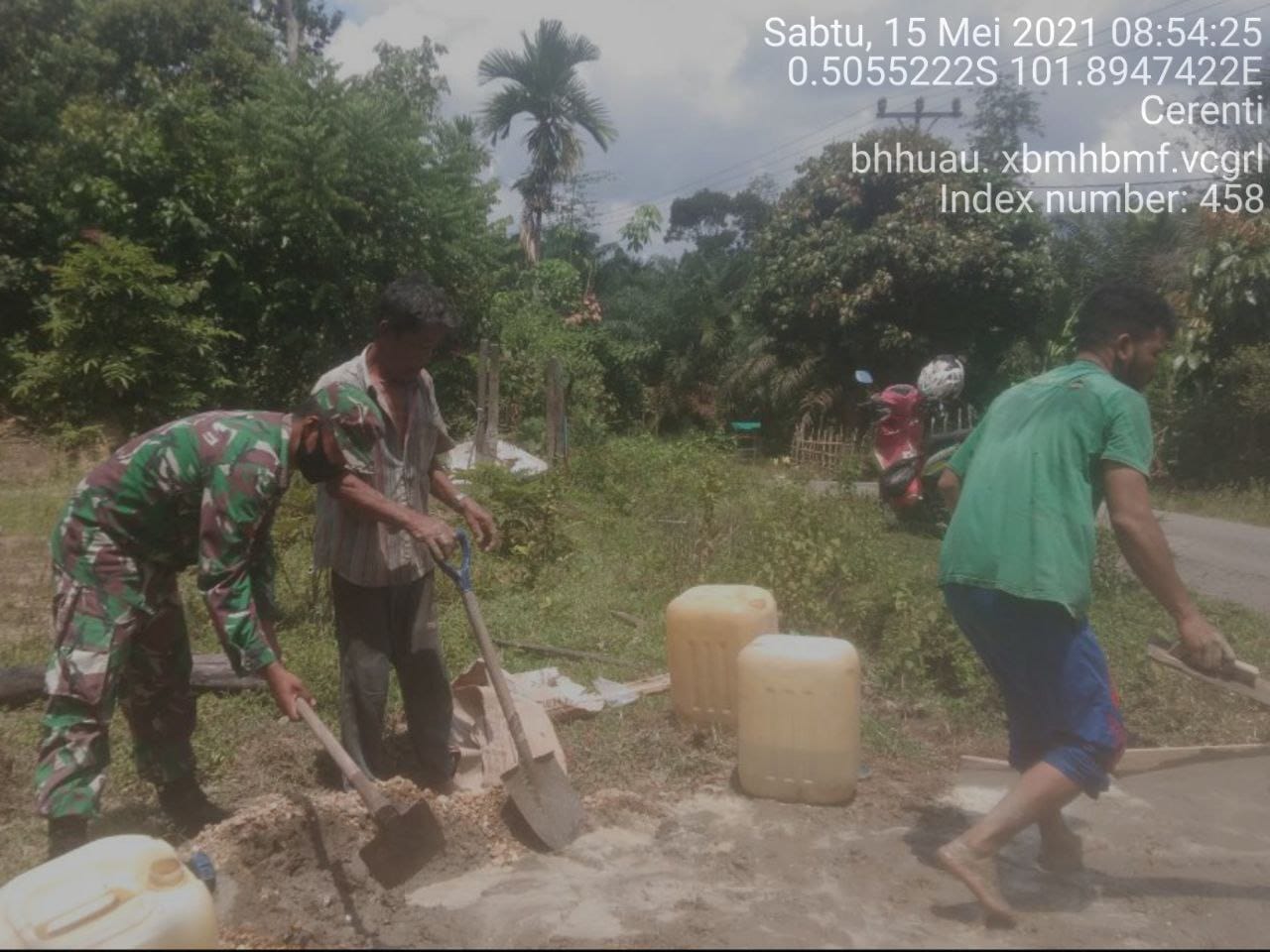 Galakkan Semangat Gotong Royong, Babinsa Koramil 06/Cerenti Bersama Masyarakat Gotong Royong Pembuatan Gorong- Gorong