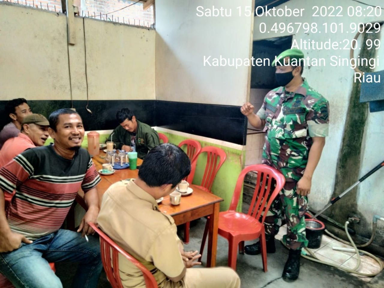Serda Juanda Babinsa Koramil 06/Cerenti Kodim 0302/Inhu Melaksanakan Komsos Dengan Masyarakat Binaan Untuk Membangun Tali Silaturahmi Yang Baik