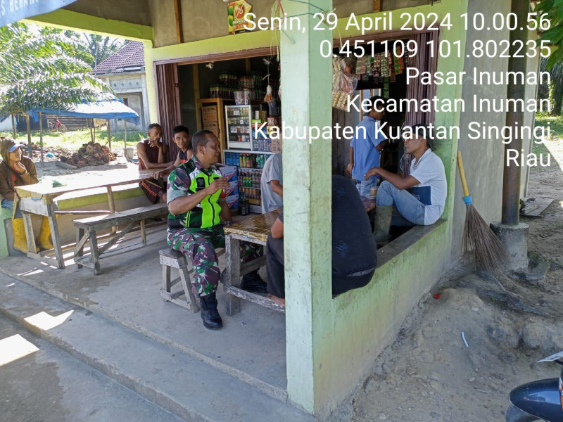 Anggota Koramil 06/Cerenti  Kodim 0302/Inhu Agar Tetap Akrab Dengan Warga Babinsa Menjalin Tali Silaturahmi di Desa Koto Inuman Kecamatan Inuman 