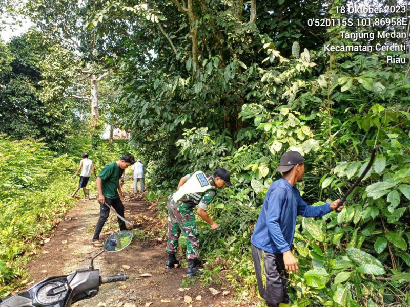 Babinsa Koramil 06/Cerenti   Kodim 03302/Inhu  Gotong Royong  Membersihkan Jalan Di Desa Tanjung Medan Desa Pancasila