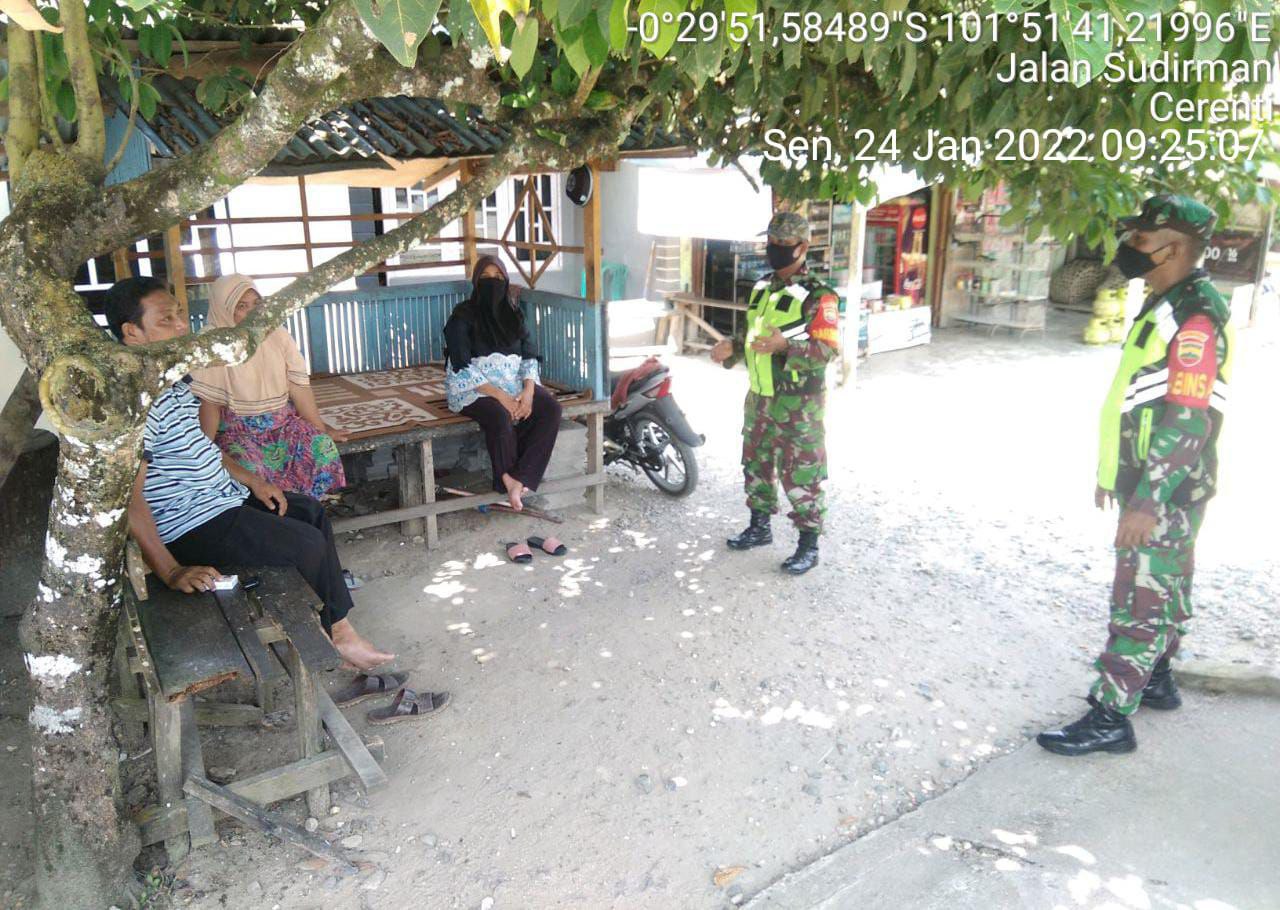 Sertu Indra Jalil Dan Serda Abdul Wahab Babinsa Koramil 06 /Cerenti Kodim 0302/Inhu Himbau Warga Masyarakat Untuk Patuhi Protokol Kesehatan Covid-19 di Wilayah Teritorialnya