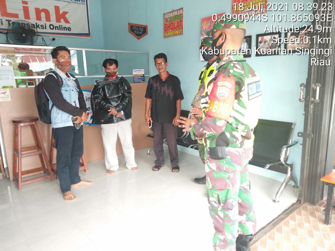 Babinsa Koramil 06/Cerenti Dim 0302/Inhu Serda Ridwan Effendi Edukasi Pencegahan Penyebaran Covid-19 Desa Kampung Baru Kecamatan Cerenti