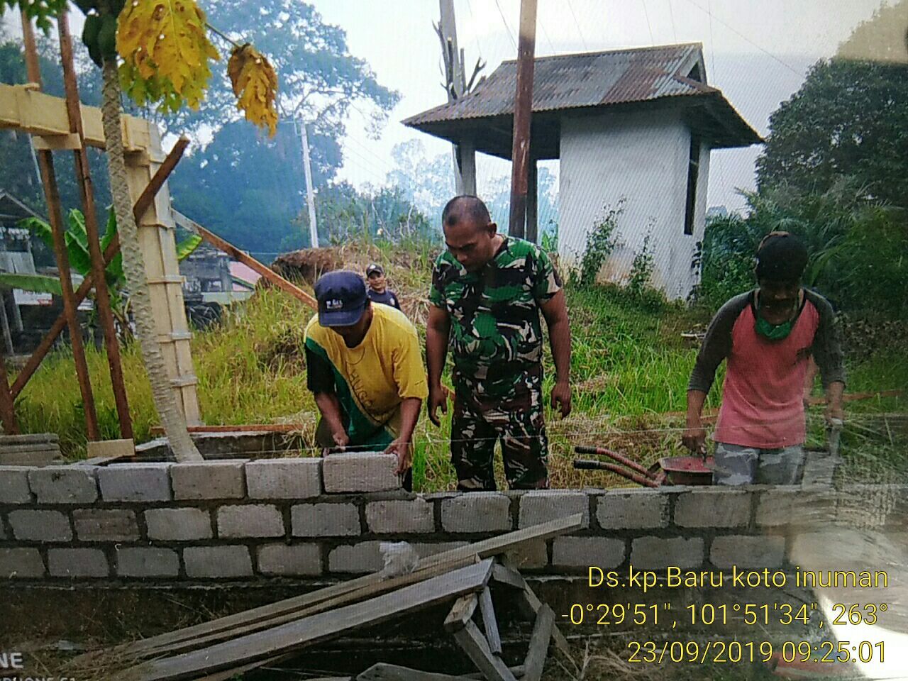Serda Hendriswan Bantu  Masyarakat Desa Kampung Baru Koto Kecamatan Inuman  Dalam Pemasangan Batako Rumah. 