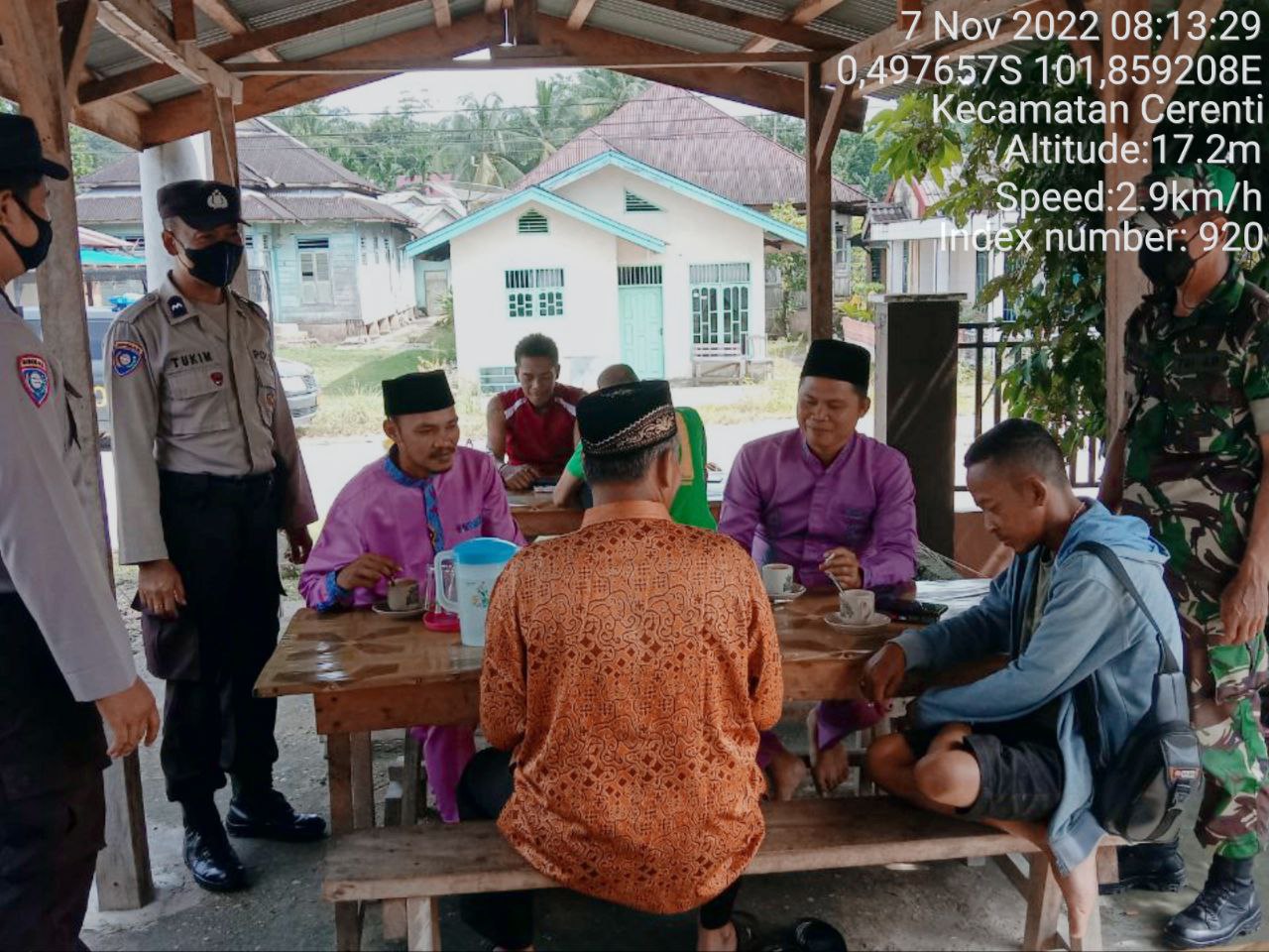Di Tempat Keramaian Babinsa Koramil 06/Cerenti Kodim 0302/Inhu Berikan Sosialisasi Serta Himbauan Kepada Warga Agar Patuhi Prokes Covid-19 