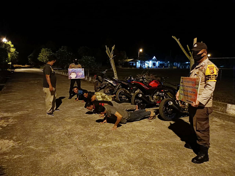 Operasi Yustisi, Polsek Kuala Kampar Beri Sanksi Push Up Pelanggar Prokes